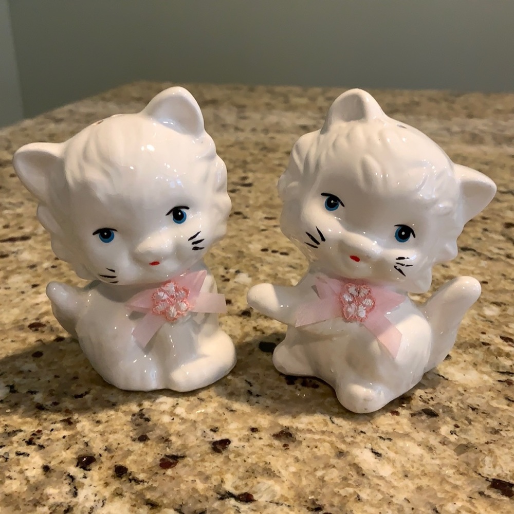 Vintage Salt and pepper shakers, adorable kittens